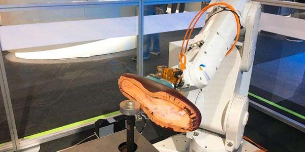 某鞋厂 以2000转速度将鞋底放在打磨机下面打磨，没有想到会这样的
