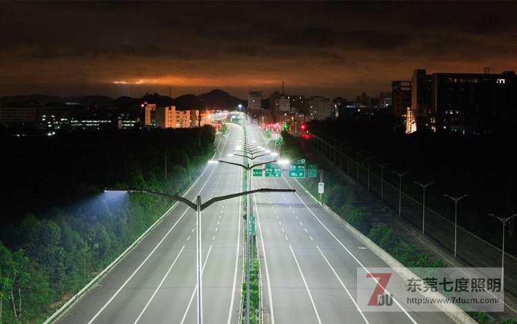 91香蕉下载导航照明6米-12米的常規道路燈