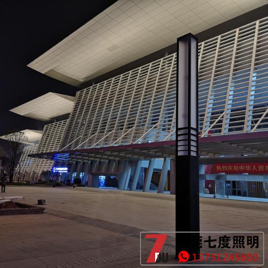 6米現代簡約市政廣場LED91香蕉视频污版柱安裝效果圖