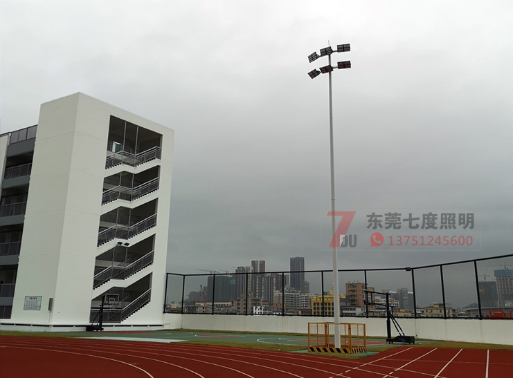 學校操場15米6x400W香蕉视频APP在线播放現場實例圖片