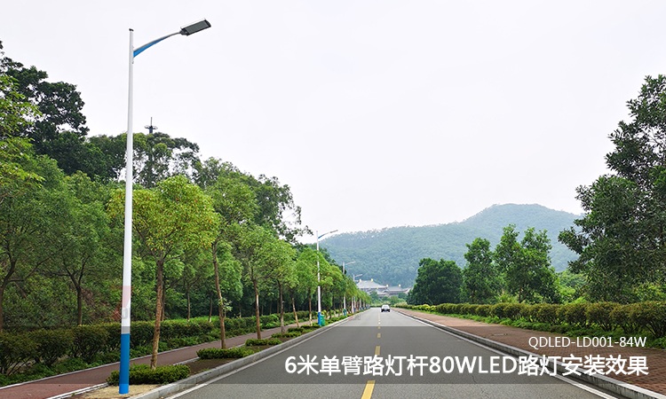 6米單臂香蕉在线视频观看上裝80WLED平板路燈頭安裝實景效果