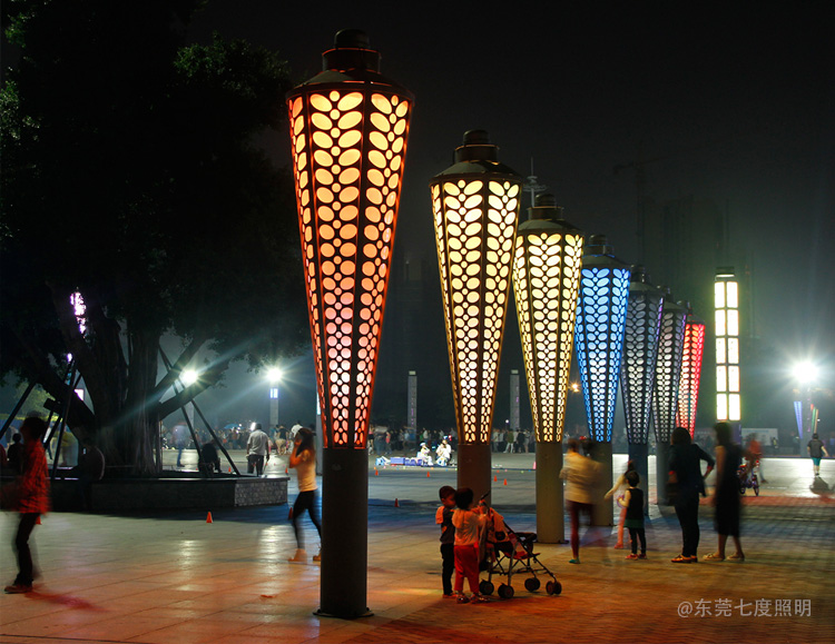 城市公園圓錐形立柱七彩LED91香蕉视频污版夜間亮燈效果