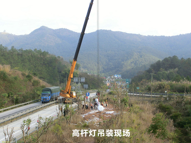 高速公路入口立交30米升降式香蕉视频APP在线播放吊裝立杆現場