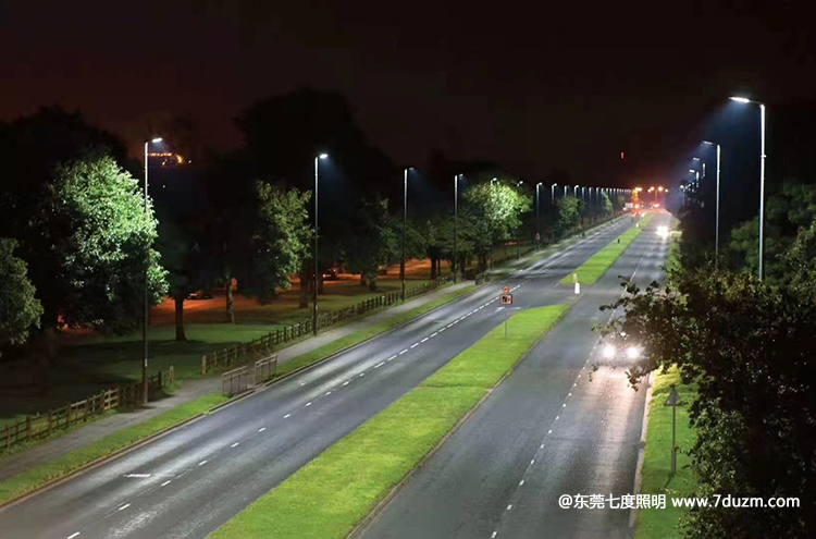 雙向4車道10米高道路香蕉在线视频观看+200WLED路燈照明效果
